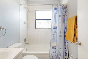 Combined shower/bathtub, hair dryer, bidet, towels