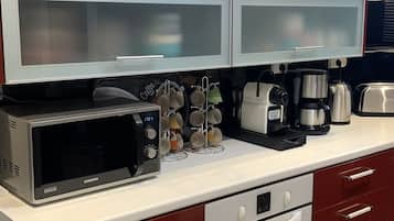 JÀÀkaappi, mikroaaltouuni, uuni, liesi