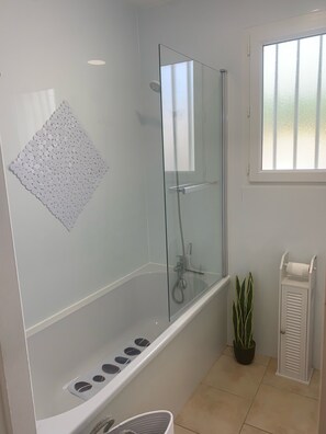 Bathtub, hair dryer, toilet paper - Family home for up to 10 people, 15 min walk from the beach (Dolus-d'Oléron)