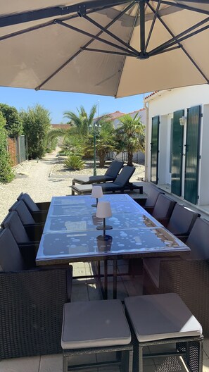 Outdoor dining - Family home for up to 10 people, 15 min walk from the beach (Dolus-d'Oléron)