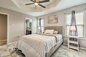 3 bedrooms, iron/ironing board, travel cot, Internet - 8 Mi to Downtown Little Rock: Home w/ Fenced Yard (Little Rock)
