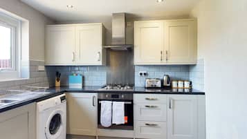 House | Private kitchen | Fridge, microwave, oven, stovetop