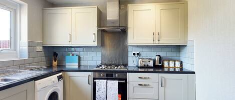 ハウス | 専用キッチン | 冷蔵庫、電子レンジ、オーブン、コンロ