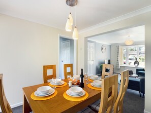 House | Private kitchen | Fridge, microwave, oven, stovetop - Tranquil Telford Retreat - 3 Bedroom House (Telford)