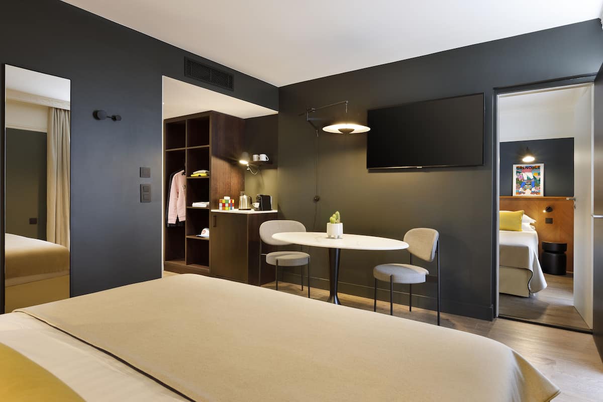 Vierbettzimmer, Verbindungszimmer | Zimmersafe, Schreibtisch, schallisolierte Zimmer, kostenloses WLAN