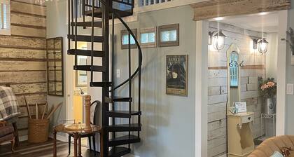 Adorable Downtown Carriage House Cottage