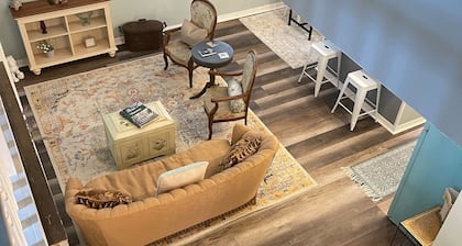 Adorable Downtown Carriage House Cottage
