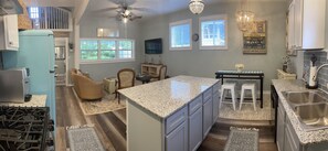 Fridge, microwave, oven, stovetop - Adorable Downtown Carriage House Cottage (Natchez)