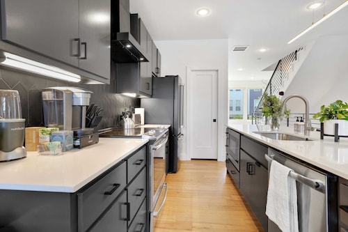 Local @ B - Urban Art Townhouse