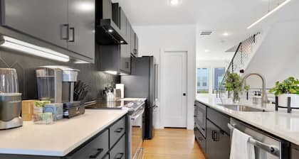 Local @ B - Urban Art Townhouse