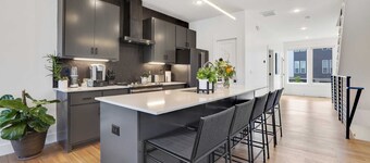 Local @ B - Urban Art Townhouse