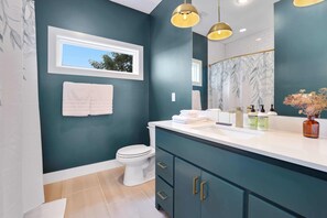 Baignoire, sèche-cheveux, serviettes fournies