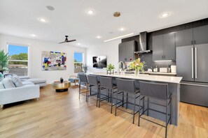 Réfrigérateur, micro-ondes, four, plaque de cuisson