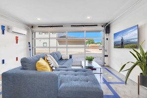 TV, offices - Local @ B - Urban Art Townhouse (Bentonville)