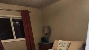 3 bedrooms, desk, iron/ironing board, free WiFi