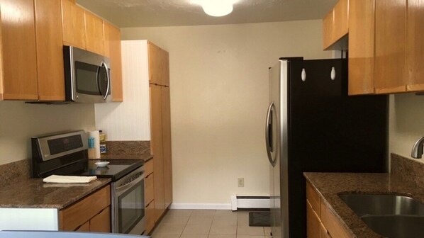 Fridge, microwave, oven, stovetop - Glacier Valley Rocks - Near Trails and the Mendenhall Glacier (Juneau)