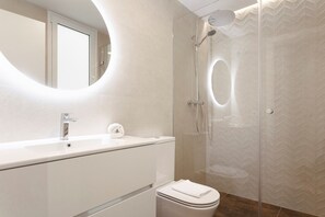 Bathtub, hair dryer, towels