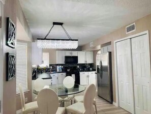 Frigorífico, microondas, placa de cocina y lavavajillas
