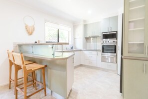 Køleskab, mikrobølgeovn, ovn, kogeplade