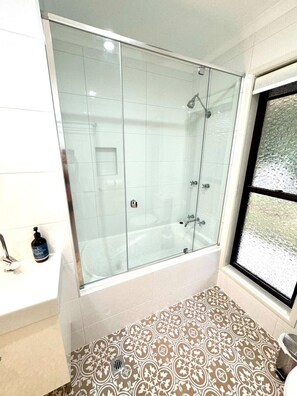 Badewanne, Haartrockner, Handtücher, Shampoo
