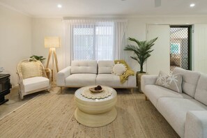 Tv, pejs, bøger, kontorer