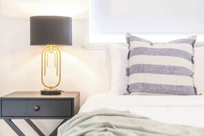 3 habitaciones, escritorio y tabla de planchar con plancha 