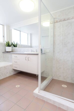 Dusche, Haartrockner, Handtücher, Shampoo