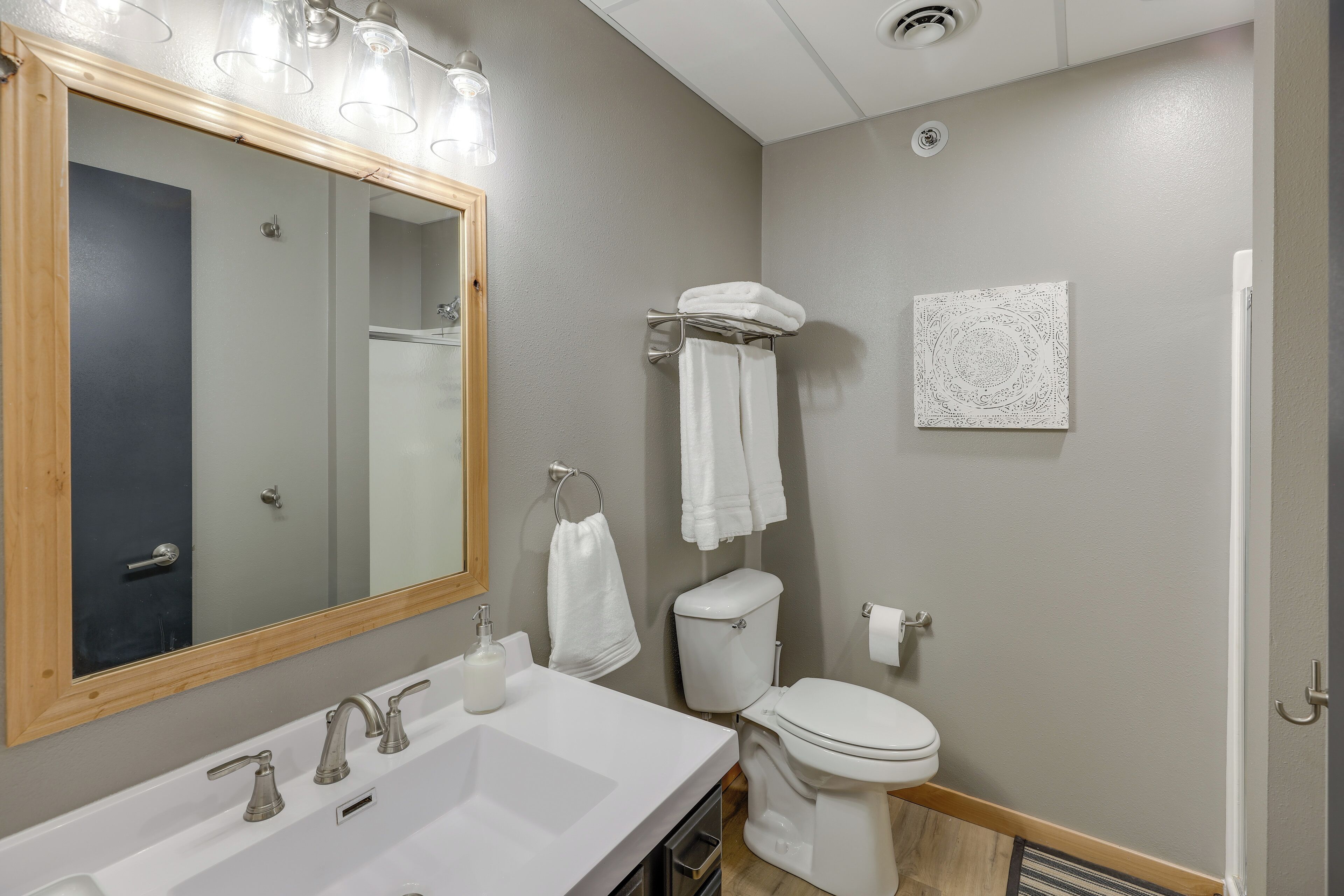 Sèche-cheveux, serviettes fournies