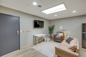 TV - Modern Yankton Apartment Near Riverside Park! (Yankton)