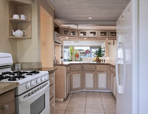 ثلاجة، ميكروويف، موقد طهي مسطح، غسالة أطباق