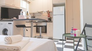 Coffee/tea maker, full-size fridge, microwave, oven - Glyfada Center Apartment GTD009-01 (Glyfada)