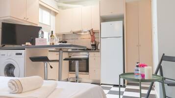 Full-sized fridge, microwave, oven, coffee/tea maker