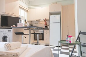 Full-sized fridge, microwave, oven, coffee/tea maker