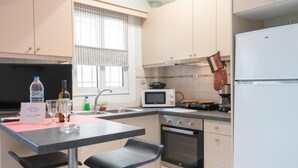 Coffee/tea maker, full-size fridge, microwave, oven - Glyfada Center Apartment GTD009-01 (Glyfada)