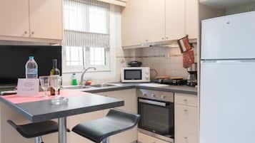 Full-sized fridge, microwave, oven, coffee/tea maker