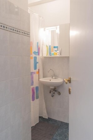 Hair dryer, shampoo - Glyfada Center Apartment GTD009-01 (Glyfada)