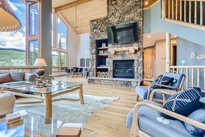Casa, varias camas, chimenea, vista a la montaña (Sugar Snow Sanctuary) | Sala de estar | Televisión de pantalla plana de 50 pulgadas con canales digitales 