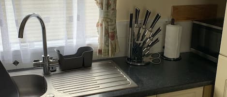 キャビン | 専用キッチン | 冷蔵庫、電子レンジ、オーブン、コンロ