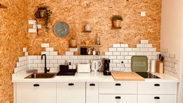Coffee/tea maker, fridge, microwave, stovetop
