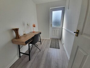 Property entrance - Bv Luxury Spacious 3 Bedroom House At Isaac Close (Salford)
