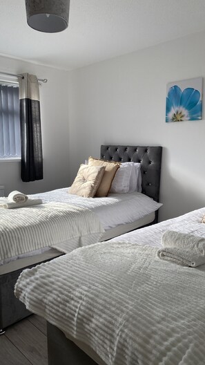 3 bedrooms - Bv Luxury Spacious 3 Bedroom House At Isaac Close (Salford)