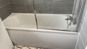 Bathroom - Bv Luxury Spacious 3 Bedroom House At Isaac Close (Salford)