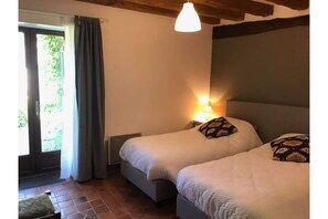 6 bedrooms, iron/ironing board, free WiFi, bed sheets
