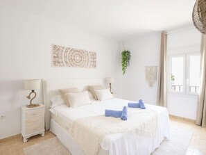2 slaapkamers, een bureau, een strijkplank/strijkijzer, wifi