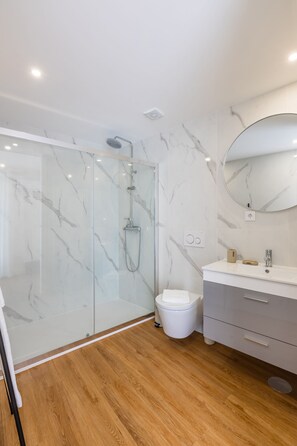 Dusche, Haartrockner, Handtücher, Seife