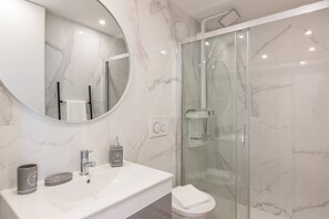 Dusche, Haartrockner, Handtücher, Seife