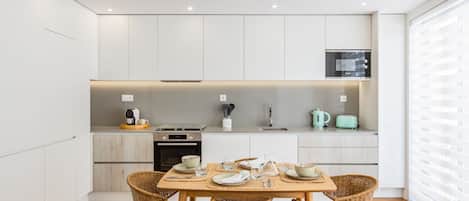 Refrigerador, microondas, horno, placa de cocina