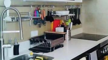 Microwave, electric kettle, rice cooker, cookware/dishes/utensils