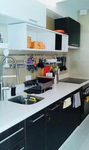 Microwave, electric kettle, rice cooker, cookware/dishes/utensils