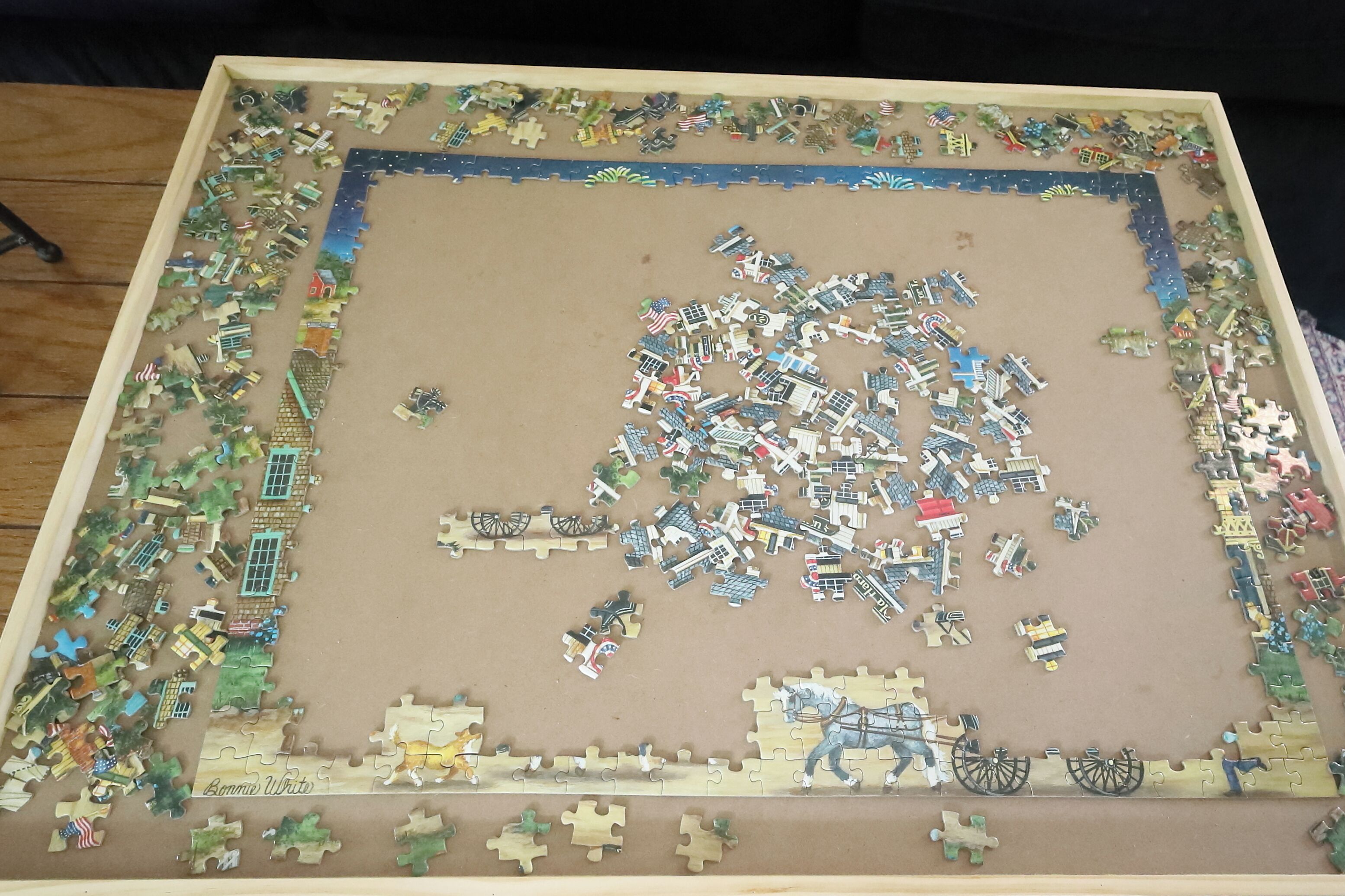 Un grand puzzle dont les différentes pièces sont éparpillées sur une surface plane.